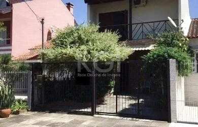 Imagem: A casa possui 3 Dormitórios, 2 Banheiros, 2 Vagas na garagem