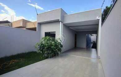 Imagem: A casa possui 3 Dormitórios, 1 Banheiro, 2 Vagas na garagem