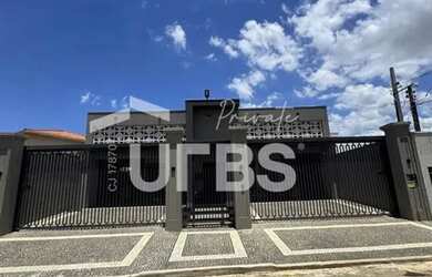 Imagem: A casa possui 5 Dormitórios, 3 Banheiros, 465m² de Área e