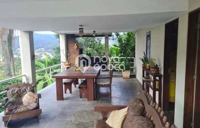 Imagem: A casa possui 4 Dormitórios, 5 Banheiros, 5 Vagas na garagem