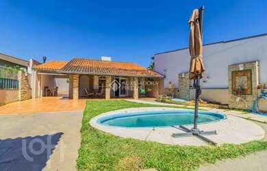 Imagem: A casa possui 4 Dormitórios, 3 Banheiros, 374m² de Área