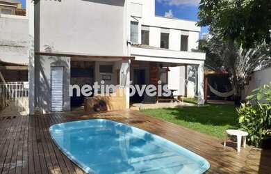 Imagem: A casa possui 4 Dormitórios, 2 Banheiros, 4 Vagas na garagem