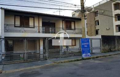 Imagem: A casa possui 4 Dormitórios, 1 Banheiro, 2 Vagas na garagem