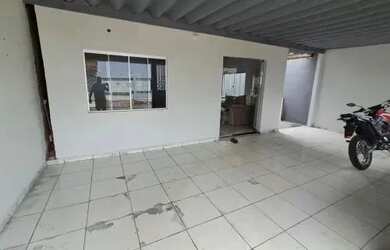 Imagem: A casa possui 3 Dormitórios, 2 Banheiros, 1 Vaga na garagem