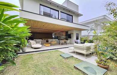 Imagem: A casa em condomínio possui 4 Dormitórios, 5 Banheiros, 360m²