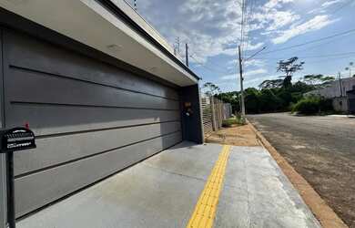 Imagem: A casa possui 2 Dormitórios, 1 Banheiro, 2 Vagas na garagem