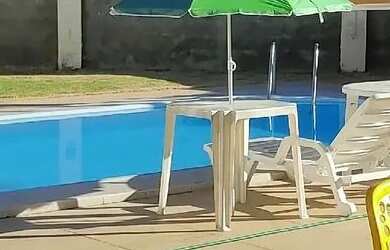 Imagem: A casa possui 3 Dormitórios, Acomodam 12 pessoas, 4 Vagas na