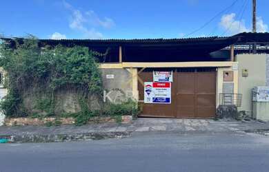 Imagem: A casa possui 3 Dormitórios, 1 Banheiro, 2 Vagas na garagem