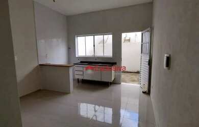 Imagem: A casa possui 1 Dormitório, 1 Banheiro, 1 Vaga na garagem