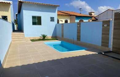 Imagem: A casa possui 3 Dormitórios, 2 Banheiros, 2 Vagas na garagem