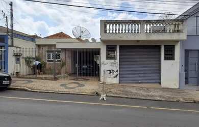 Imagem: A casa possui 2 Dormitórios, 2 Banheiros, 2 Vagas na garagem