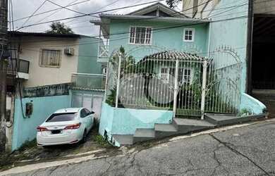 Imagem: A casa possui 3 Dormitórios, 3 Banheiros, 3 Vagas na garagem