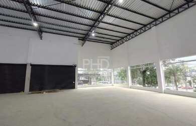 Imagem: O depósito possui 5 Vagas na garagem, 396m² de Área e está