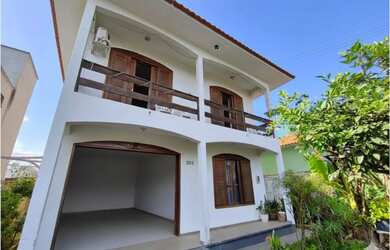 Imagem: A casa possui 5 Dormitórios, 3 Banheiros, 1 Vaga na garagem