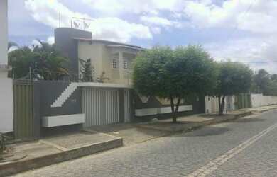 Imagem: A casa possui 4 Dormitórios, 5 Banheiros, 5 Vagas na garagem