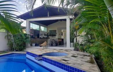 Imagem: A casa possui 4 Dormitórios, 5 Banheiros, 4 Vagas na garagem