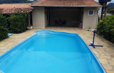 Imagem: A casa possui 4 Dormitórios, 3 Banheiros, 2 Vagas na garagem