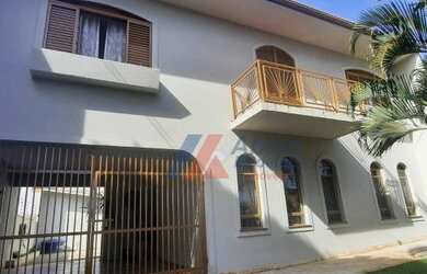 Imagem: A casa possui 3 Dormitórios, 2 Banheiros, 1 Vaga na garagem