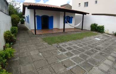 Imagem: A casa possui 3 Dormitórios, 2 Banheiros, 3 Vagas na garagem