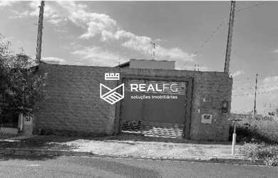 Imagem: A casa possui 2 Dormitórios, 1 Banheiro, 1 Vaga na garagem