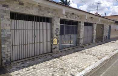 Imagem: A casa possui 3 Dormitórios, 2 Banheiros, 3 Vagas na garagem