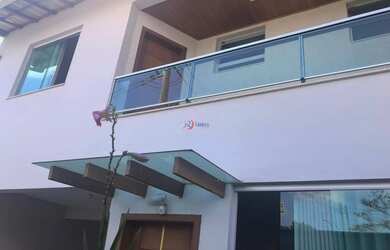 Imagem: A casa possui 3 Dormitórios, 2 Banheiros, 2 Vagas na garagem