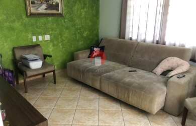 Imagem: A casa possui 3 Dormitórios, 3 Banheiros, 4 Vagas na garagem