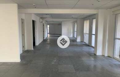 Imagem: O depósito possui 5 Vagas na garagem e 385m² de Área e está