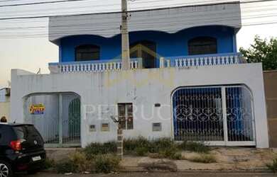 Imagem: A casa possui 5 Dormitórios, 4 Banheiros, 3 Vagas na garagem