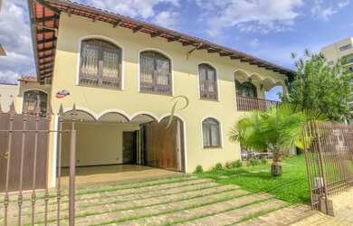 Imagem: O depósito possui 2 Vagas na garagem e 488m² de Área e está