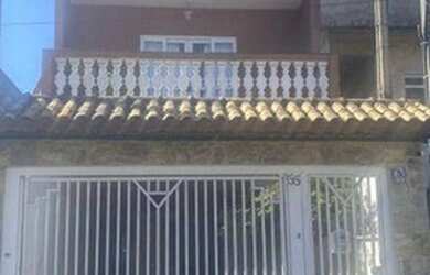 Imagem: A casa possui 3 Dormitórios, 2 Banheiros, 4 Vagas na garagem