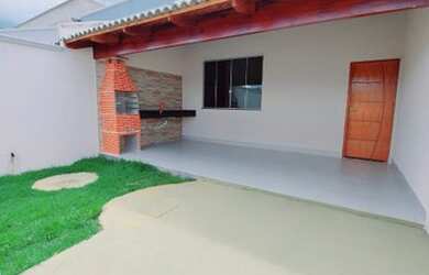 Imagem: A casa possui 3 Dormitórios, 2 Banheiros, 1 Vaga na garagem