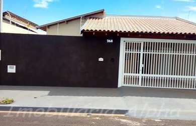 Imagem: A casa possui 2 Dormitórios, 1 Banheiro, 2 Vagas na garagem