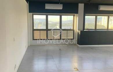 Imagem: O depósito possui 2 Vagas na garagem, 63m² de Área e está