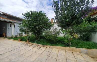 Imagem: A casa possui 3 Dormitórios, 3 Banheiros, 4 Vagas na garagem