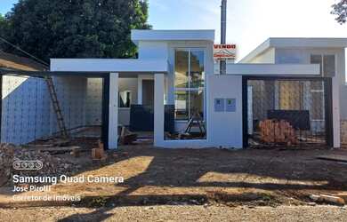 Imagem: A casa possui 3 Dormitórios, 2 Banheiros, 3 Vagas na garagem