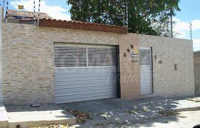 Imagem: A casa possui 2 Dormitórios, 2 Banheiros, 2 Vagas na garagem