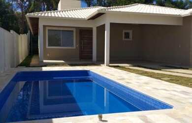 Imagem: A casa possui 4 Dormitórios, 3 Banheiros, 2 Vagas na garagem