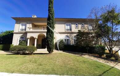 Imagem: A casa possui 5 Dormitórios, 5 Banheiros, 1.000m² de Área