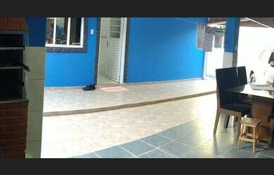 Imagem: A casa possui 3 Dormitórios, 2 Banheiros, 5 Vagas na garagem