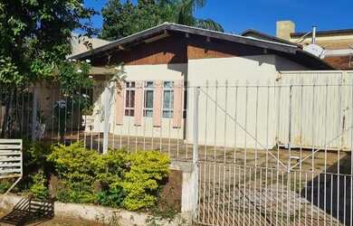 Imagem: A casa possui 2 Dormitórios, 3 Banheiros, 4 Vagas na garagem