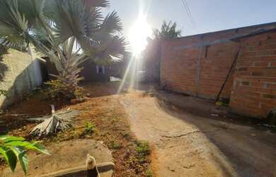 Imagem: A casa possui 2 Dormitórios, 1 Banheiro, 2 Vagas na garagem