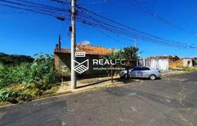 Imagem: A casa possui 3 Dormitórios, 1 Banheiro, 2 Vagas na garagem