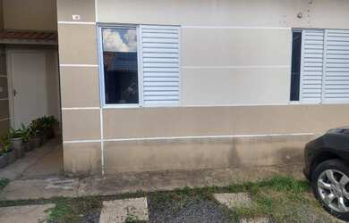 Imagem: A casa possui 2 Dormitórios, 2 Banheiros, 2 Vagas na garagem