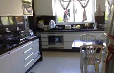 Imagem: A casa possui 3 Dormitórios, 5 Banheiros, 3 Vagas na garagem