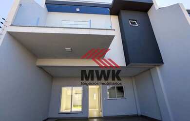 Imagem: A casa possui 3 Dormitórios, 1 Banheiro, 2 Vagas na garagem