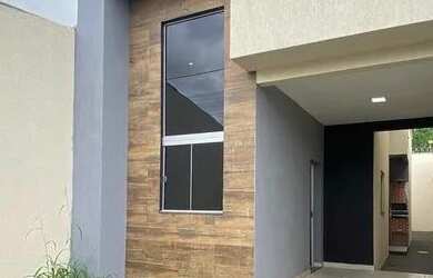 Imagem: A casa possui 2 Dormitórios, 2 Banheiros, 2 Vagas na garagem