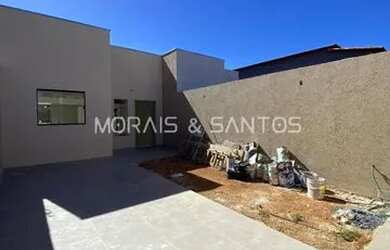 Imagem: A casa possui 3 Dormitórios, 2 Banheiros, 2 Vagas na garagem