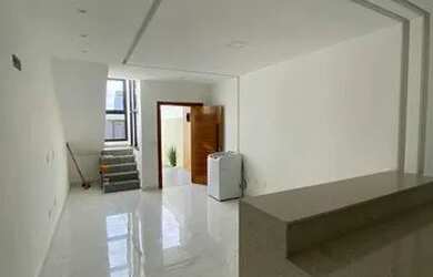 Imagem: A casa possui 2 Dormitórios, 2 Banheiros, 2 Vagas na garagem