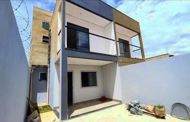 Imagem: A casa possui 3 Dormitórios, 2 Banheiros, 2 Vagas na garagem